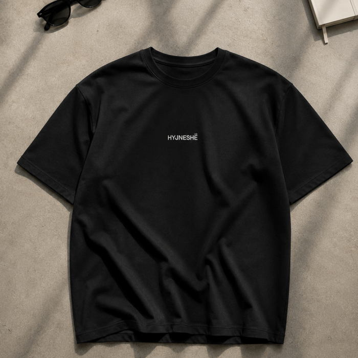 HYJNESHË – T-Shirt i Zi me Qëndisje